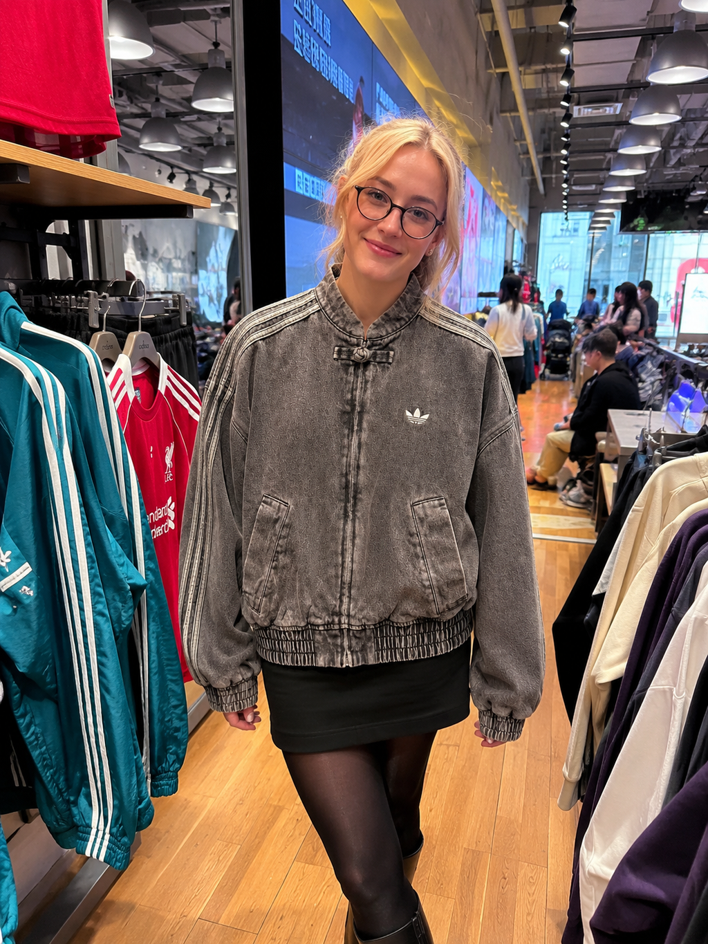 Women's casual outfit featuring the unisex baggy dark grey denim fashion jacket